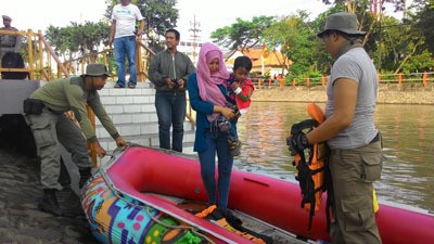 Ketika Anak-anak Ingin Menumpang Perahu Karet Keliling Kalimas
