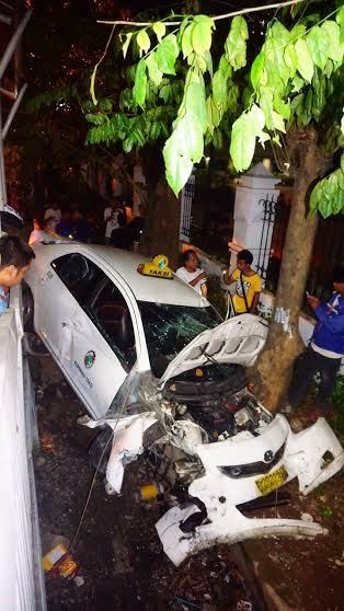 Sopir Bonyok, Ini Penampakan Taksi yang Terguling dan Ringsek di MT Haryono
