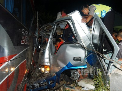 Bus Zena vs Travel, Dua Orang Tewas