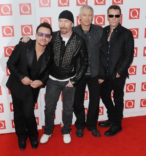 Bruk, Asyik Main Gitar The Edge U2 Malah Jatuh dari Panggung