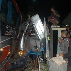 Bus Zena vs Isuzu Elf, 2 Penumpang Mobil Travel Tewas