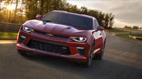 Bobot Camaro terbaru ini lebih ringan 90 kg dari model sebelumnya berkat beberapa bagian yang telah dipangkas bobotnya. Desain terbaru dari mobil ini membuat Camaro tampak lebih ceper dan lebih lebar meski dimensinya hanya berbeda 2 inci dari Camaro sebelumnya. Ist/General Motors.