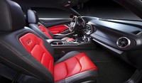 Camaro dengan mesin V6 dan V8 memiliki resonator mekanik yang menghadirkan suara pada kompartemen penumpang. Keduanya juga memiliki katup exhaust khusus yang mengurangi kebisingan knalpot saat berakselerasi dengan keras. Sedangkan mesin 4 silinder akan ditawarkan dengan sistem audio yang menguatkan suara asli mesin itu. Ist/General Motors.