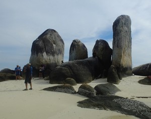 Batu Berlayar, Pulau Mungil Penuh Granit Raksasa di Belitung