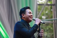 Membuka penampilannya Tulus bawakan lagu 'Gajah' yang diikuti oleh teriakan para penonton.