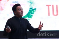 Selanjutnya, penyanyi berusia 27 tahun itu langsung bawakan lagu 'Sepatu' dan 'Teman Hidup'.
