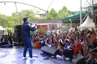 Tampil intim di panggung, Tulus buat para penggemarnya histeris.