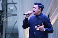 Sebelum menutup penampilannya, Tulus juga sempat bawakan single terbarunya yang bertajuk 'Matahariku'.