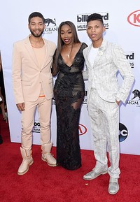Penyanyi Estelle tampil mengenakan dress hitam menerawang dengan belahan dada yang rendah. Jason Merritt/Getty Images/detikFoto.