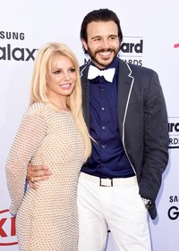 Britney berpose dengan sang tunangan, Charlie Ebersol. (Jason Merritt/Getty Images)