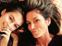 Kelucuan Anak-anak Seleb Hollywood, Putri Cindy Crawford Makin Cantik