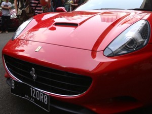 Ups! Pelat Nomor Ferrari Roro Fitria Ternyata Bodong