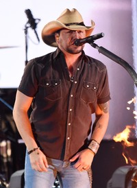 Di genre musik country, Jason Aldean berhasil meraih dua penghargaan, Top Country Song dan Top Country Album. Cooper Neill/Getty Images/detikFoto.