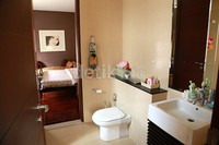 Salah satu ruang kamar tidur anak juga terhubung dengan kamar lainnya dengan menggunakan 'connecting door'.