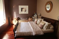 Setiap ruangan terasa privat, tidak bersekat terlalu banyak, dan bergaya modern.