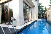 Sisi kiri rumah yang tadinya terdapat dua buah kolam ikan diubah menjadi kolam renang.