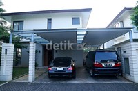 Bukan rumah minimalis, rumahnya yang sangat nyaman itu disebutnya dengan rumah resort modern.