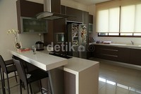 Nuansa coklat mewarnai dapur.