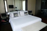 Nuansa hitam dan putih mewarnai kamar utama.