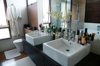 Suasana privat resort yang modern sangat terasa di interior desain kamar utama dan kamar mandi utama.