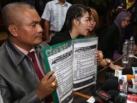 Devi menggelar jumpa pers di Pancoran, Jakarta Selatan, Senin (18/5/2015).