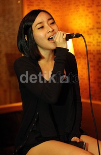 detikHOT yang nanti juga ikut bersama rombongan Rinni Wulandari berkesempatan melihat persiapan pelantun 'Oh Baby' itu di sebuah studio di Kawasan Cipete, Jakarta Selatan, Senin (18/5/2015).