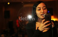 Tak hanya melatih materi lagunya, Rinni juga melatih apa saja yang akan diucapkannya di atas panggung nanti.