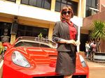 Roro Fitria Eksis dengan Ferrari Merahnya di Polres