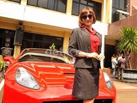 Roro tampil mengenakan kemeja merah dan blazer serta rok abu-abu senada. Pool/Noel/detikFoto.