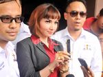 Roro Fitria Eksis dengan Ferrari Merahnya di Polres