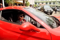 Roro tersenyum lebar di dalam Ferrari merahnya. Pool/Noel/detikFoto.
