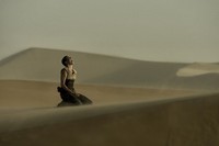 Sinematografer John Seale juga mempersembahkan sebuah visual post-apocalyptic yang begitu megah dan melenakan. (Dok Warner Bros. Pictures)
