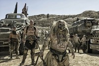 Melewati kurun waktu tersebut, usaha panjang dan kerja keras tim produksi 'Mad Max: Fury Road' patut mendapat acungan jempol yang dibuktikan dengan dirilisnya trailer yang cukup memberi gambaran betapa epiknya petualangan Max di dengan latar post-apocalyptic. (Dok Warner Bros. Pictures)