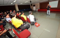 Instruktur Safety Riding Promotion (SRP) Main Dealer sepeda motor Honda Jakarta Tangerang, PT. Wahana Makmur Sejati (WMS) memberikan pembekalan. Ist/Honda.