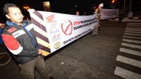 Para peserta melakukan sosialisasi safety riding di jalan raya. Ist/Honda.
