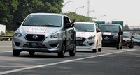 Mekanik mengecek ulang mobil Datsun GO+ Panca yang akan menjelajah Indonesia.