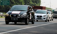 Seluruh risers sedang melakukan pemanasan sebelum berangkat.