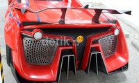 Uang sebanyak itu digunakan untuk membuat bagian yang hampir seluruhnya dibuat kustom oleh bengkel modifikasi Kupu-Kupu Malam. Meski terlihat sangat aneh, tapi mobil itu tetap bisa berjalan di jalanan umum, tapi tidak akan sesempurna mobil pada umumnya.
