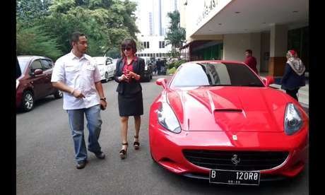 Mengapa Roro Fitria Bisa Melenggang Bebas dengan Ferrari Berpelat Bodong?