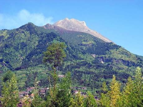 Harus Hati-hati, Begini Perjuangan Tim Evakuasi Angkat Jenazah Eri dari Kawah