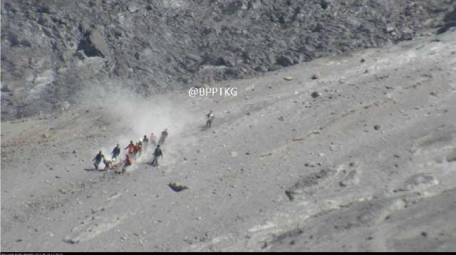 Jenazah Eri Diestafet dari Kawah Merapi, Begini Penampakannya