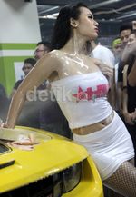 Gadis Seksi Rela Cuci Chevrolet Camaro