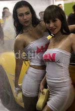 Gadis Seksi Rela Cuci Chevrolet Camaro