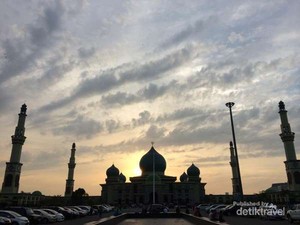 Izinkan Turis Naik Kura-kura Langka, Petugas Kebun Binatang Dipecat