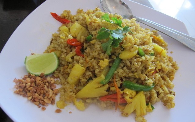 Siang Ini Enaknya Makan Pineapple Fried Rice yang Gurih 