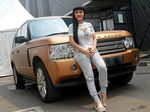 Pose Jupe di Range Rover, Roro Fitria Eksis dengan Ferrari di Polres