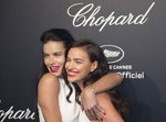 White Hot! Irina Shayk Dibalut Jumpsuit Berbelahan Dada Rendah