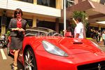 Pose Jupe di Range Rover, Roro Fitria Eksis dengan Ferrari di Polres