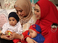 Adam syuting acara 'Basa Basi' TransTV bersama ibunya, Shireen serta Oki Setiana Dewi dan putrinya, Maryam Nusaibah Abdullah.