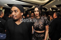 Aura Kasih dan Glenn nampak datang bersama di acara Indonesian Movie Awards di Balai Sarbini, Senin (18/5/2015) malam. (noel/detikhot)